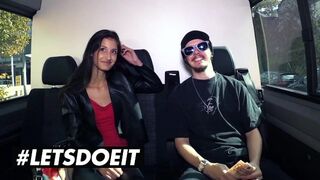 Vékony néger Coco Kiss pénzért cidázza a hatalmas néger fazt az kocsiban