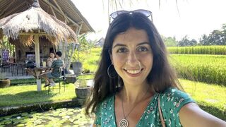 Tini lány spermaarcú carbonaraevéssel a nyilvános kávézóban