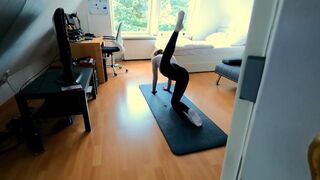 Tini fitnesz csajszi ujjazza magát, majd durván megbasszák