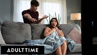 Adult Time fullos kalandja - Kimmy Kimm maszturbáláson kapva, de nem tud ellenállni a méretes farknak