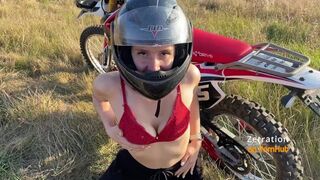Dögös motoros lány leszopja a motorost az enduro mezőn