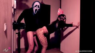 Maszkos őrült durván megbassza a néger spinét a tükör előtt - halloween szerepjáték fétis páros játék