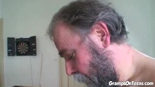 Tini vörös csajszi cumizza és lovagol a nagypapa farkán