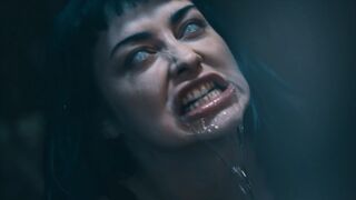 Szexy Kék Hajú Punk Kiscsaj Átváltozása - Jewelz Blu a Parasited Csatornán Vadul Mag Numb-bal