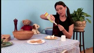 Tini picsa hatalmas ánusza cumizza a nagy kárót mielőtt a picsája ujjazva és dugva lesz